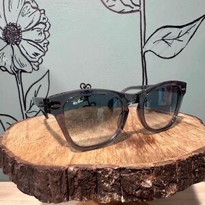 Ray-Ban Unisex
Sunglasses, RB0707S